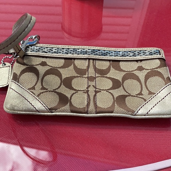 Coach wristlet in excellent condition - Picture 4 of 6